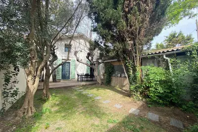 Image de Maison avec terrasse et jardinet ombragés à 10mn à pied du centre historique.