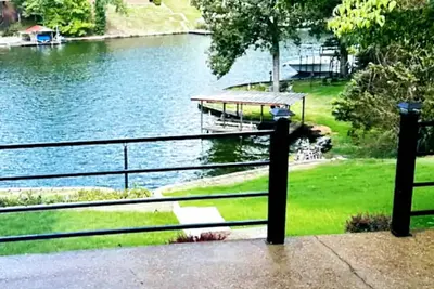 Image de \"Deja Blue\" Lakeview Villa w/ Luxe Master Bedroom Views