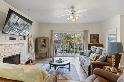 Image de StillWaters Luxury Condo, Lakeside, Local Pool, Boat Slip, 2 Bdr, 2bth, Sleeps 6