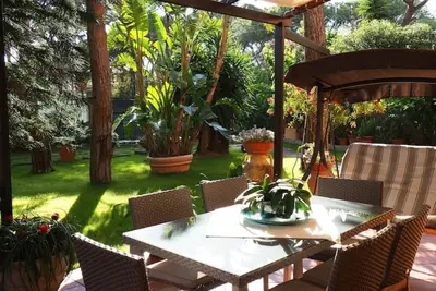 Image de Amazing green house Two minutes from the beach.