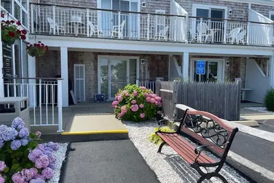 Image de Captain's Quarters Resort with Ocean Front View overlooking Vineyard Sound