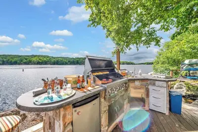 Image de Lakefront + Views + 5 Bdrm + Kayaks + Out. Kitchen
