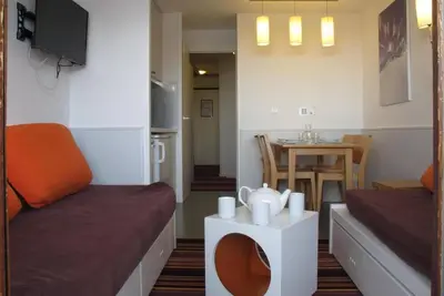 Image de À 20m des pistes de ski, Rez-de-chaussée, vue montagne, balcon, télévision, casier à ski, 26m²