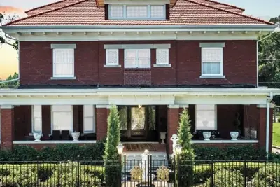 Image de Historic Farmer Mansion in the heart of Muskogee with 5 bedrooms and WiFi, Ac.