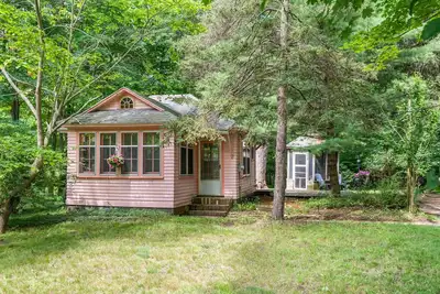 Image de The Pink Lady of The Lake: A charming Glenn cabin!