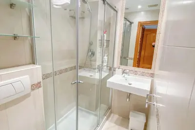 Image de Lovely & spacious with two en-suite double bedrooms 30 seconds walk from the sea