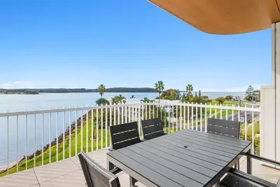 Image de Beautiful new apartment with stunning views in the heart of town