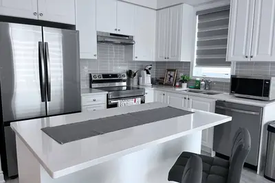 Image de Brand new semi- detached home close to the beach and Blue Mountain