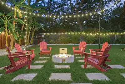 Image de Backyard Games, Fire Pit, Heated Pool, Near Beach