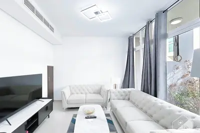 Image de Luxury 3-Bedroom Duplex in Damac Hills & balcony