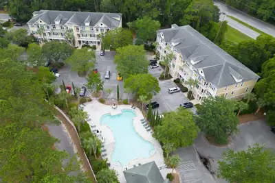 Image de Luxury 3-bedroom condo just outside of Kiawah Island, with pool access.