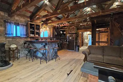 Image de Artistry barn where the building is a work of reclaimed art with amazing views