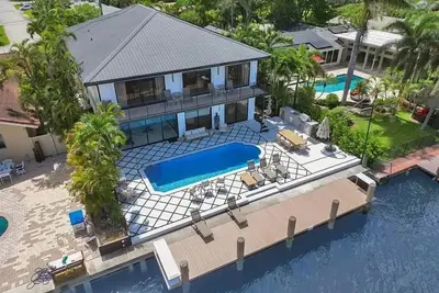 Image de Spacious 5-bedroom Mansion -Movie Theater, Sauna, Walk to the Beach!