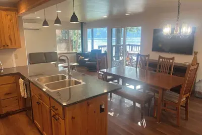 Image de Waterfront Cabin~Private Beach with Dock~Kayaks~Lakeside Deck~Great Fishing! !