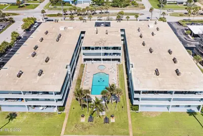 Image de Oceanfront resort-style property with a pool and a view.