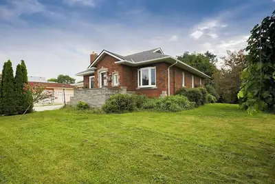 Image de Cozy Niagara Oasis | Hot Tub | Huge Lot | 5 Min to the Falls