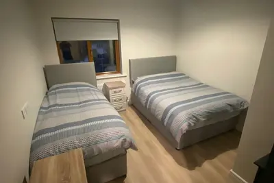 Image de Triple-Salle de bain partagée-Moderne-Vue sur la cour-Triple-1, Room 4