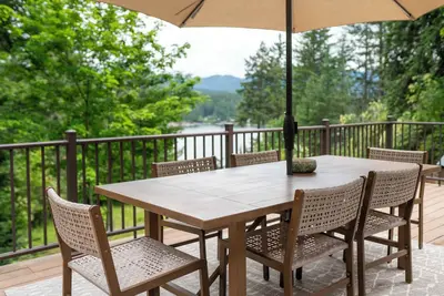 Image de Enchanting lake view 3-bedroom house in the woods in Hayden Lake, hot tub, A\/C