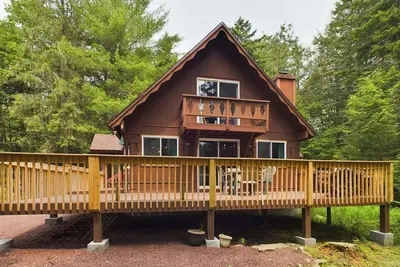 Image de Cozy Chalet in Pocono Pines. Two blocks from Lake Naomi.