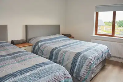 Image de Triple-Moderne-Salle de bain partagée-Vue sur la cour-room 1