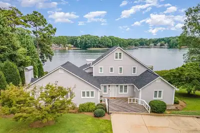 Image de Relaxing Lakefront Home with Brand New Dock and Immaculate Vibes