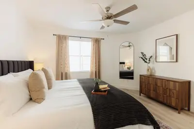 Image de ⭐️New⭐️ Upscale Retreat, 65\" Tv, Netflix, Patio, Mtn Views, 5 Min to Unr/Hwy 395