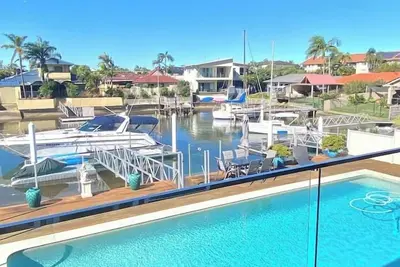 Image de Lux Beds Canal Front Jetty Canoes & 13m Pool