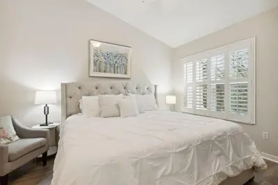 Image de 2min walk to beach. Dogs Welcome! Pool View. Close to The Ritz Carlton!