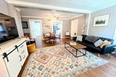 Image de New List Special! ! ! Newly Remodeled Historic Charm 4b - 2b Centrally Located