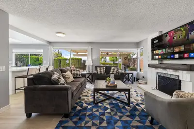 Image de 2 Living Rooms+Pool View 4bd-3ba Cal King 18mi Disneyland