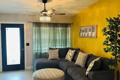 Image de 6-bedroom 3bath \"Clue\" Themed home near parks
