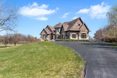 Image de Mokena Manor: Luxury Living - Your Elite Escape!