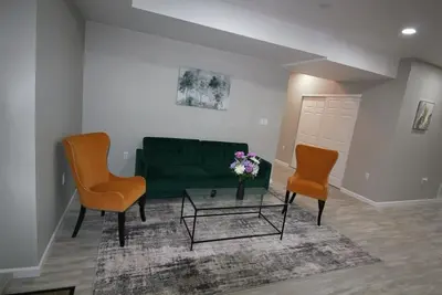 Image de Brand-new Spacious Two-bedroom Basement Apartment in Tranquil Neighborhood!