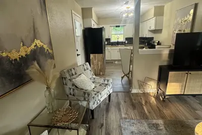 Image de Cottage style home close to downtown and pet friendly