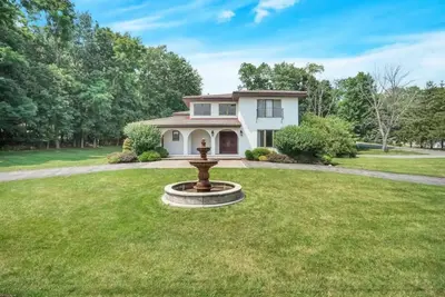 Image de Spacious + beautiful 5-bedroom Mediterranean Villa in Monroe, Ny.