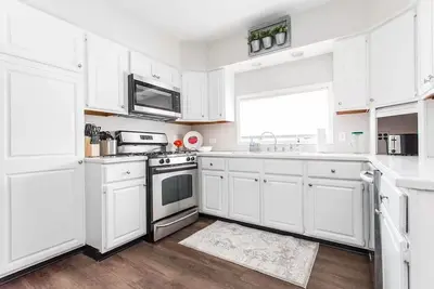 Image de Home in Dt Libertyville great for Navy Graduations