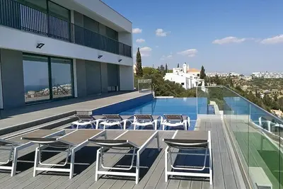 Image de Sleek and Dramatic Algarve Villa Overlooking the Ocean