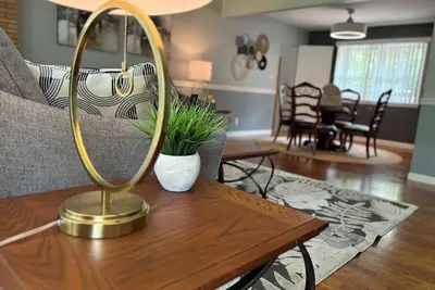 Image de Charming 3-Bedroom Yellow Ranch Retreat near Lake Michigan