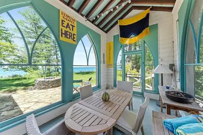 Image de Historic Lakefront Home on Lake Michigan in Stevensville near Grand Mere Park