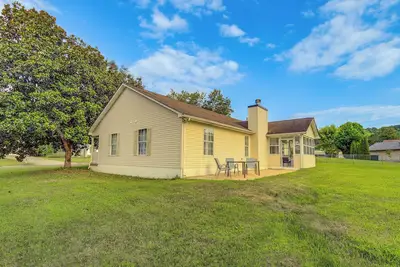 Image de Knoxville Home w/ Sunroom ~ 9 Mi to Downtown!