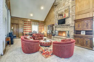 Image de 11 Mi to Dtwn: Luxe Home w/ Pool in Fort Worth
