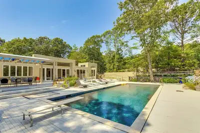 Image de Hamptons Home w/ Private Pool, 1 Mi to Beach!