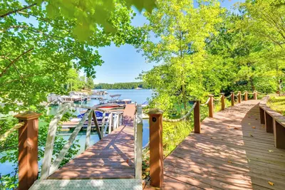 Image de Lake Keowee Access: Idyllic Six Mile Cabin!