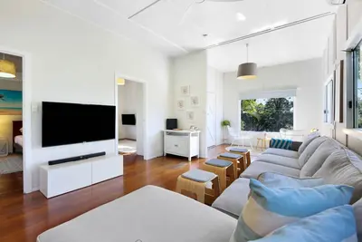 Image de 2-Bed Beach House in Burleigh Heads Amidst Nature