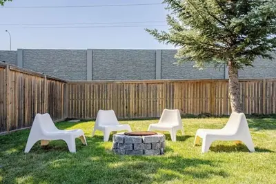 Image de Tranquil Home in Bracewood Community of Calgary Southwest Alberta.