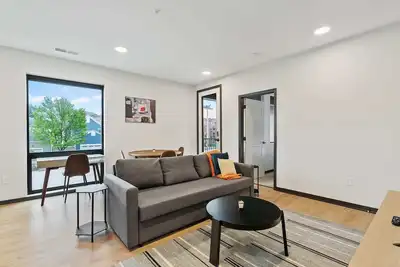Image de CozySuites Mass with parking, lounge and roof deck 2