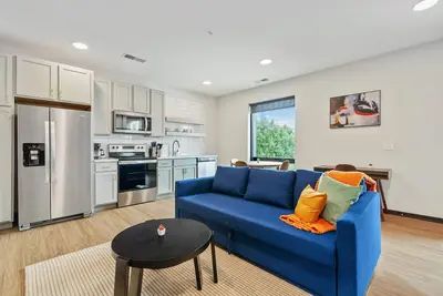 Image de CozySuites Mass with parking, lounge and roof deck 4
