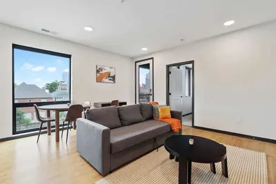 Image de CozySuites Mass with parking, lounge and roof deck 5