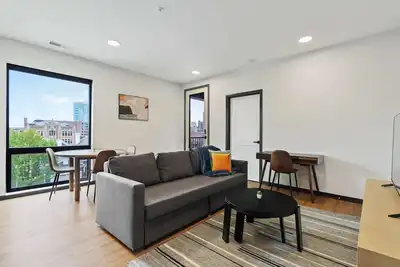 Image de CozySuites Mass with parking, lounge and roof deck 7