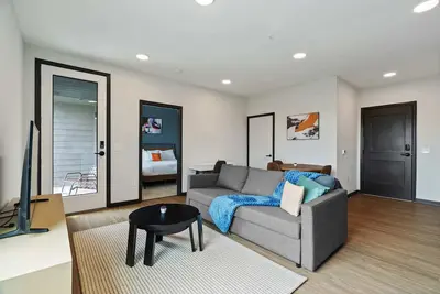 Image de CozySuites Mass with parking, lounge and roof deck 8